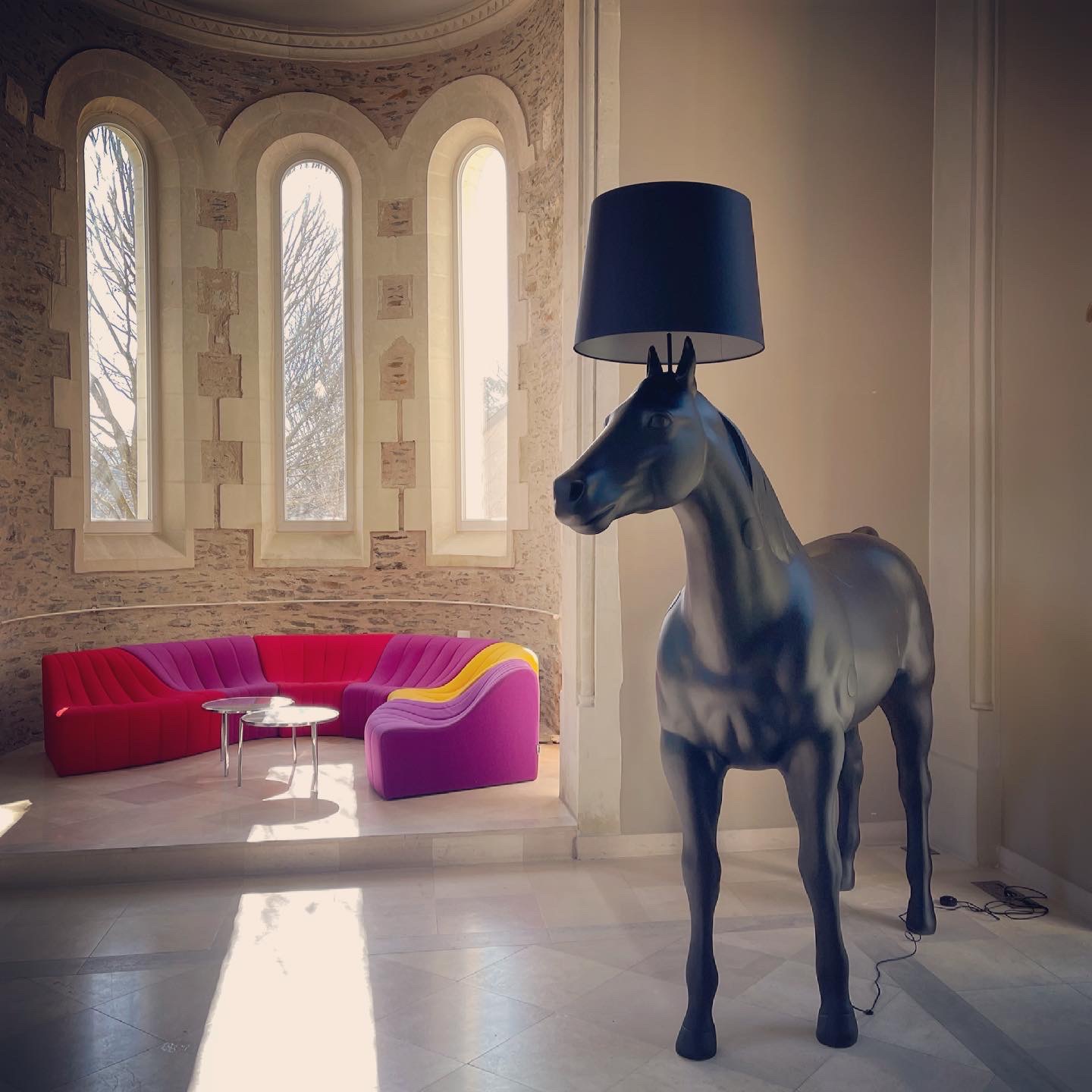 Lampe cheval design Moooi dans un intérieur contemporain à Angers
